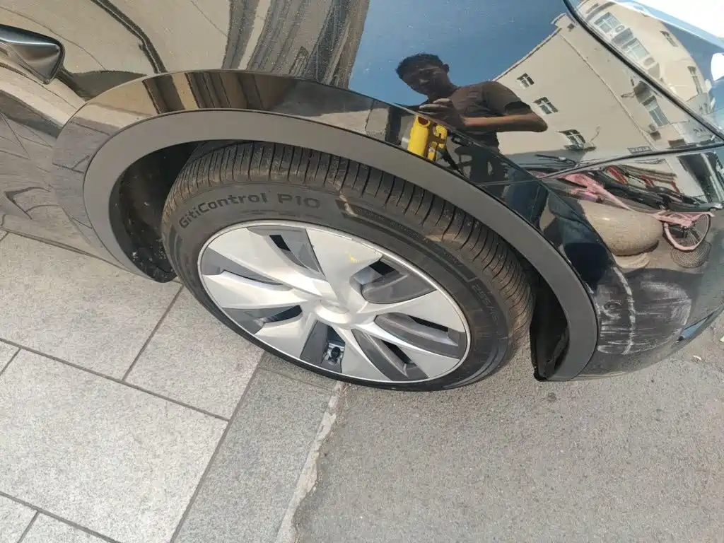 Tesla Model Y — миниатюра 8