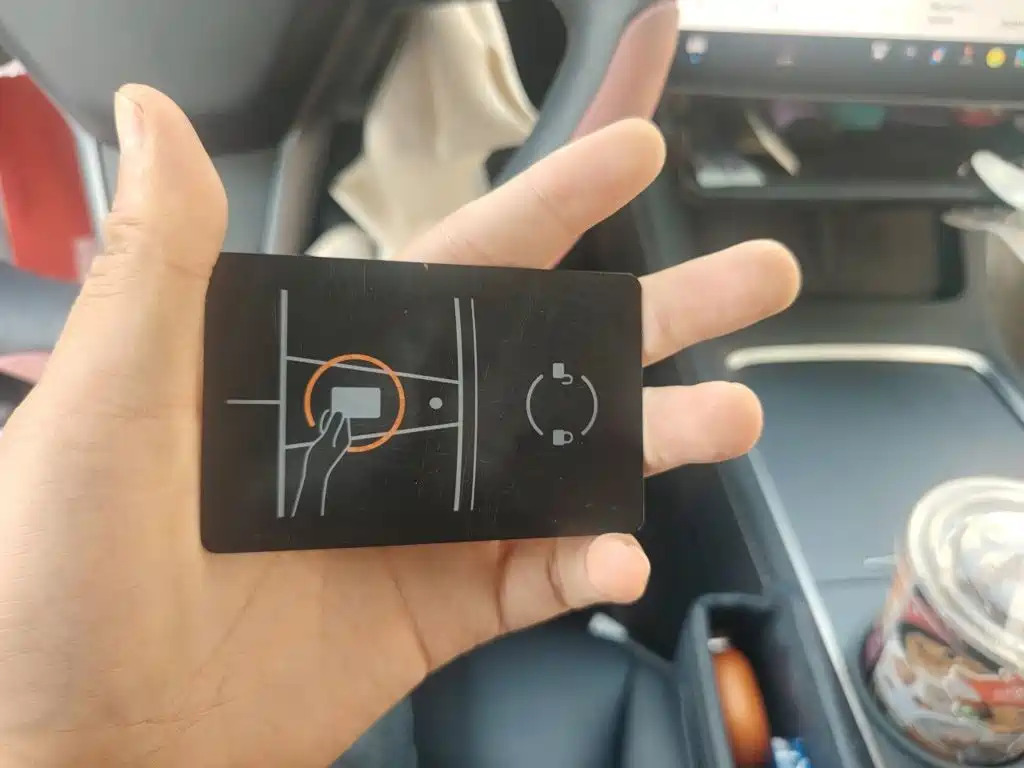 Tesla Model Y — миниатюра 9