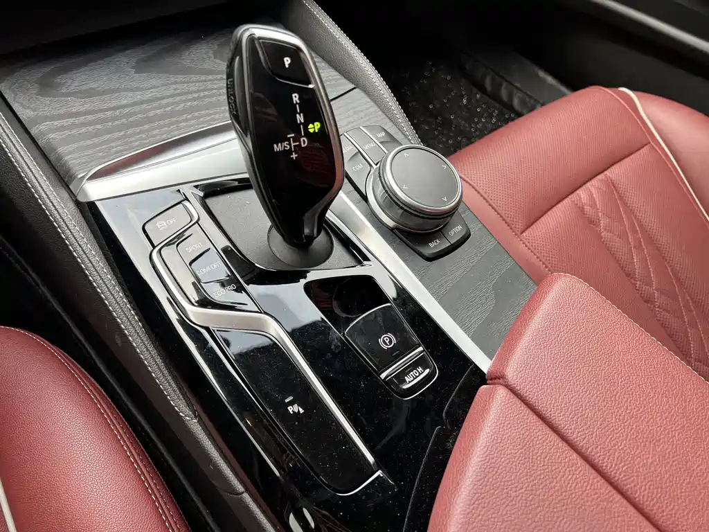 BMW 5 Series — миниатюра 9