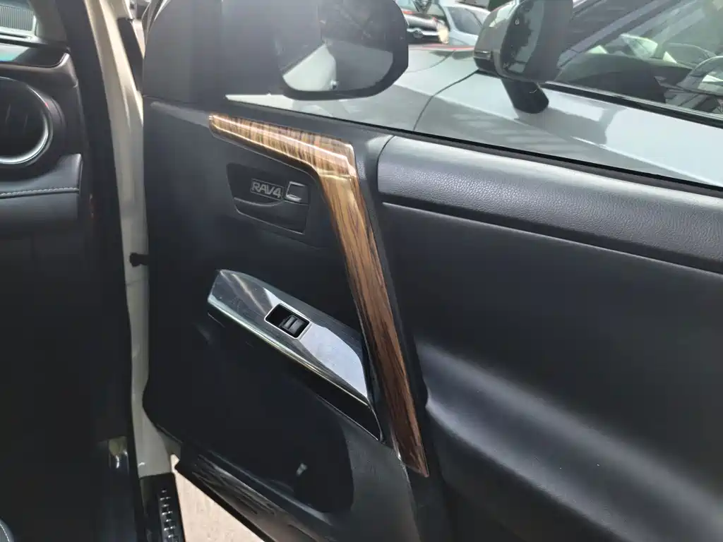 Toyota RAV4 — миниатюра 2
