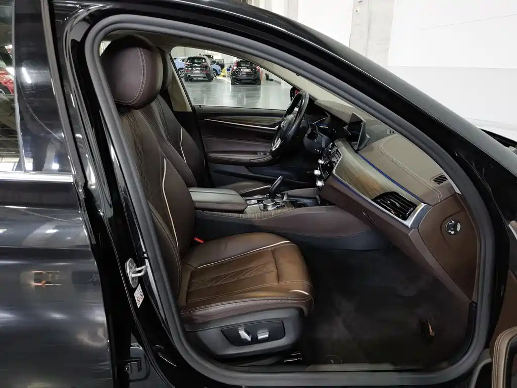 BMW 5 Series New Energy — миниатюра 23