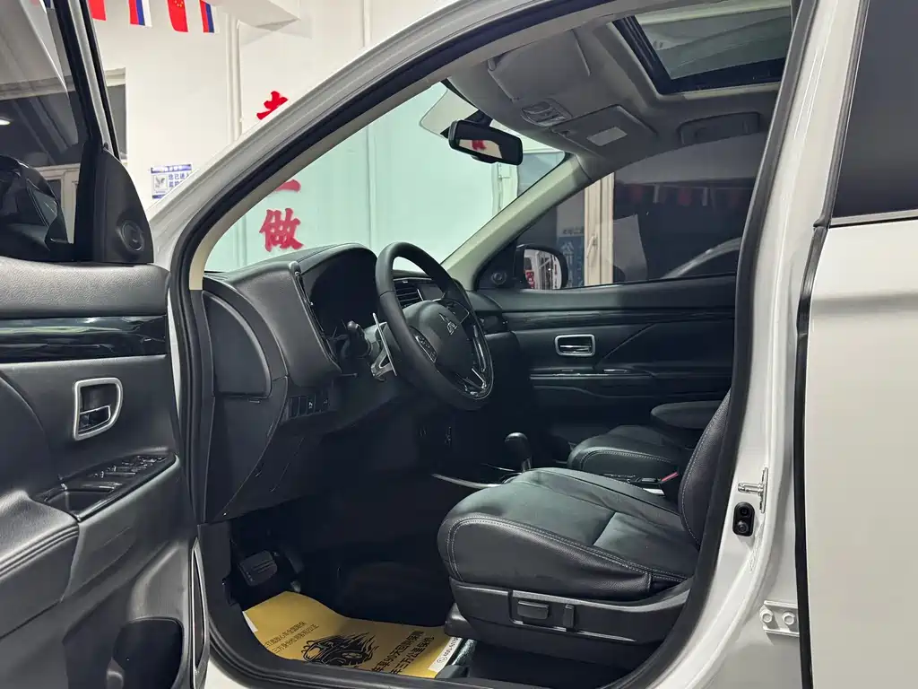 Mitsubishi Outlander — миниатюра 3