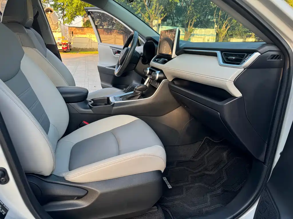 Toyota RAV4 — миниатюра 6