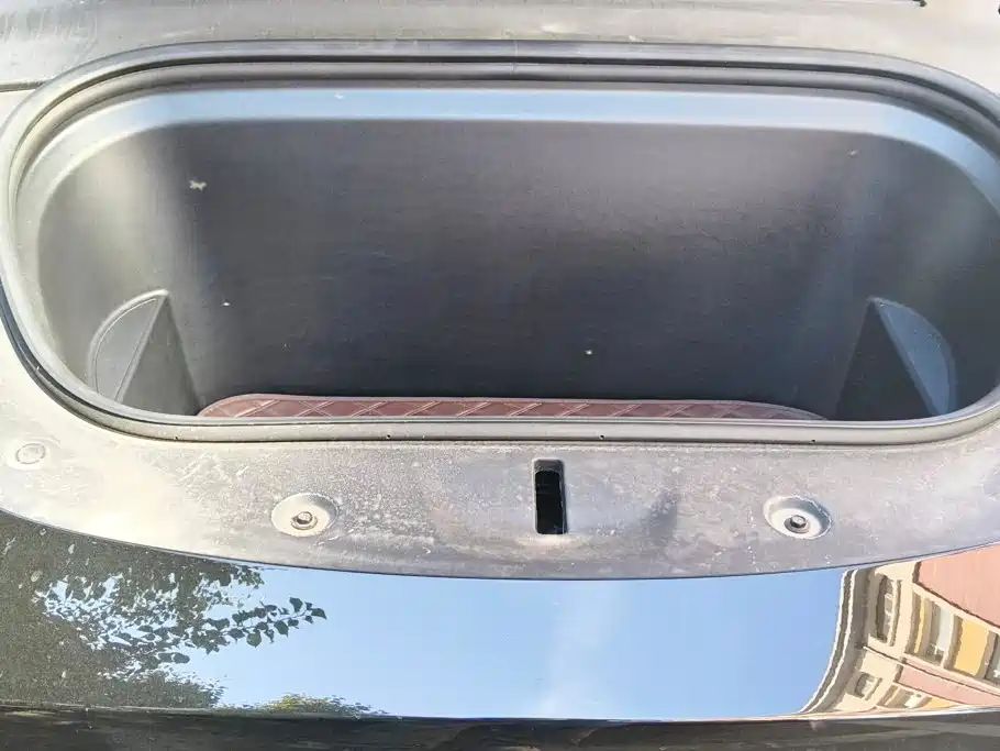Tesla Model Y — миниатюра 10