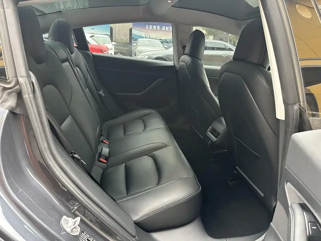 Tesla Model 3 — миниатюра 12