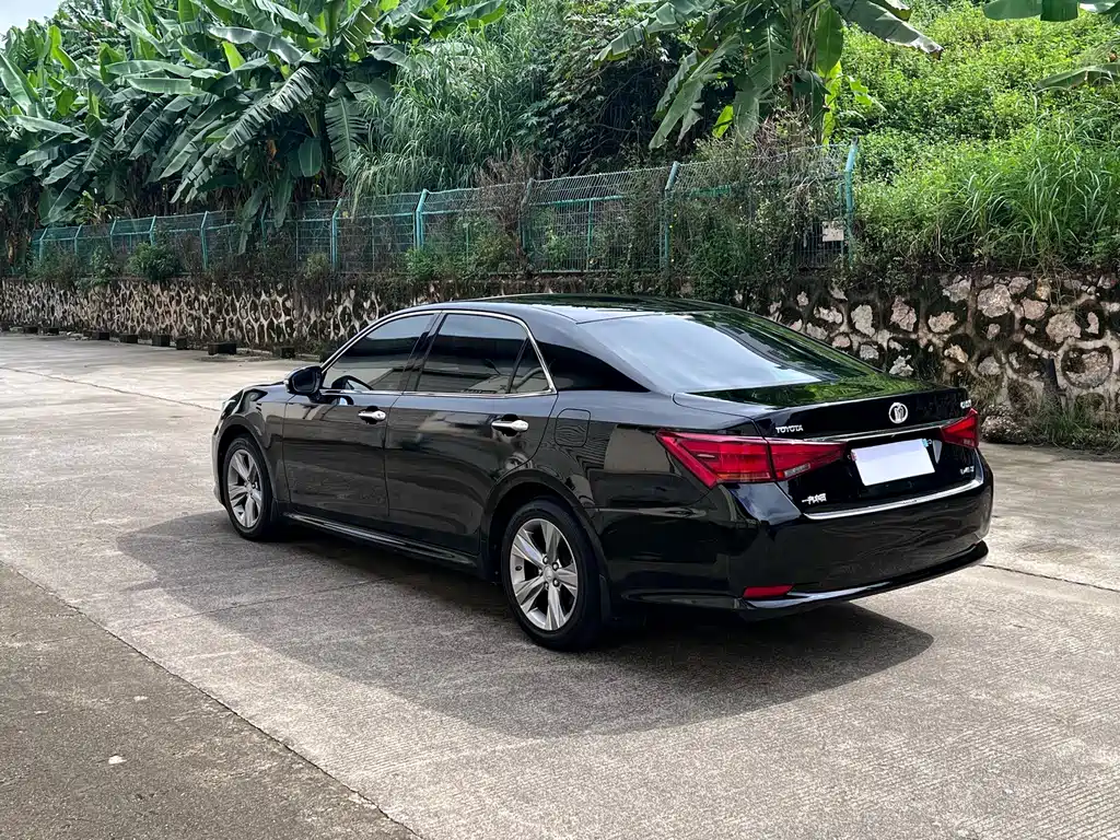 Toyota Crown — миниатюра 4