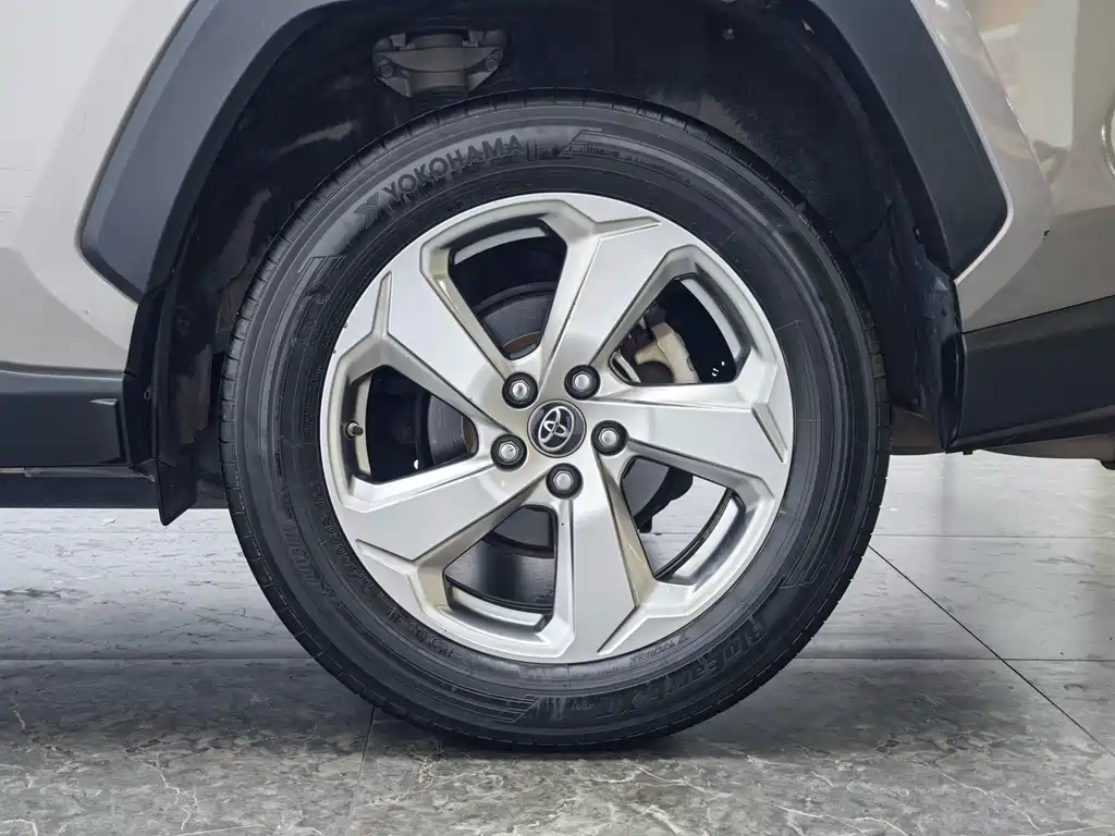 Toyota RAV4 — миниатюра 9