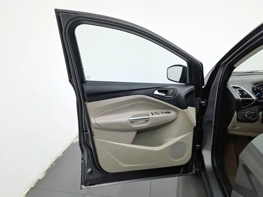 Ford Kuga — миниатюра 8