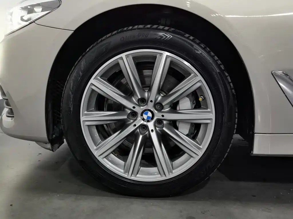BMW 5 Series — миниатюра 17