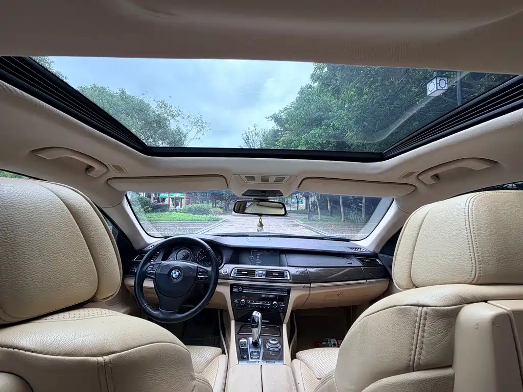 BMW 7 Series — миниатюра 3