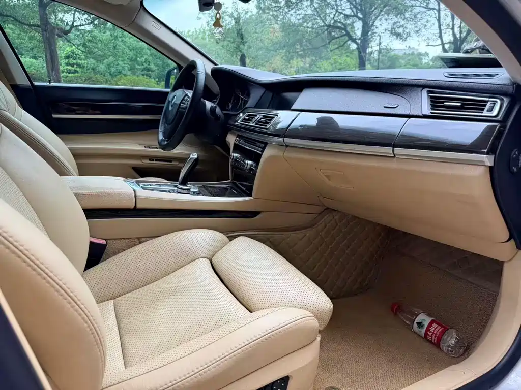 BMW 7 Series — миниатюра 6