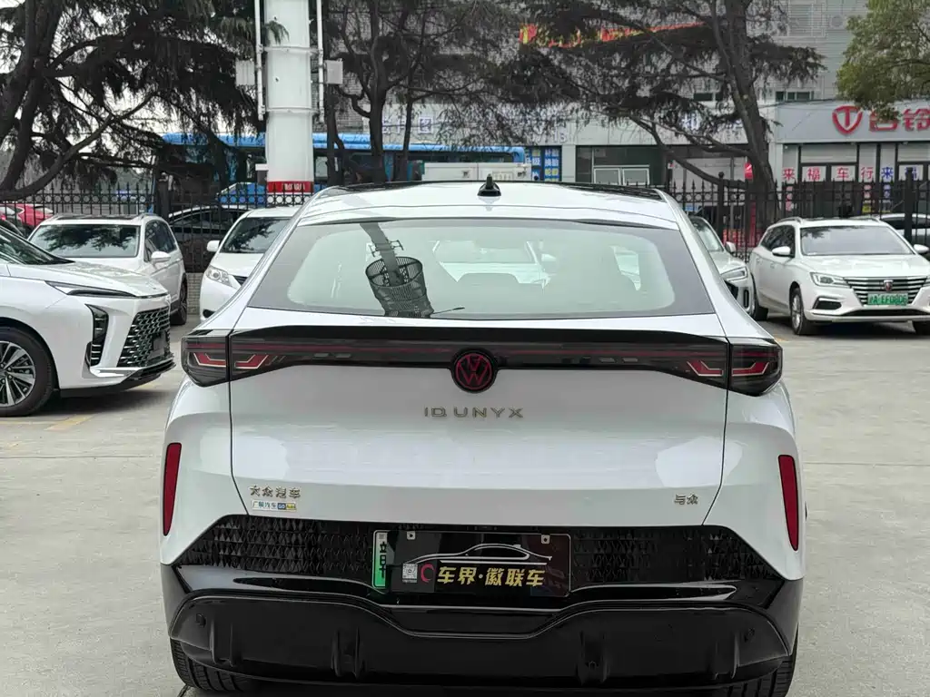 VOLKSWAGEN WITH THE CROWD 06