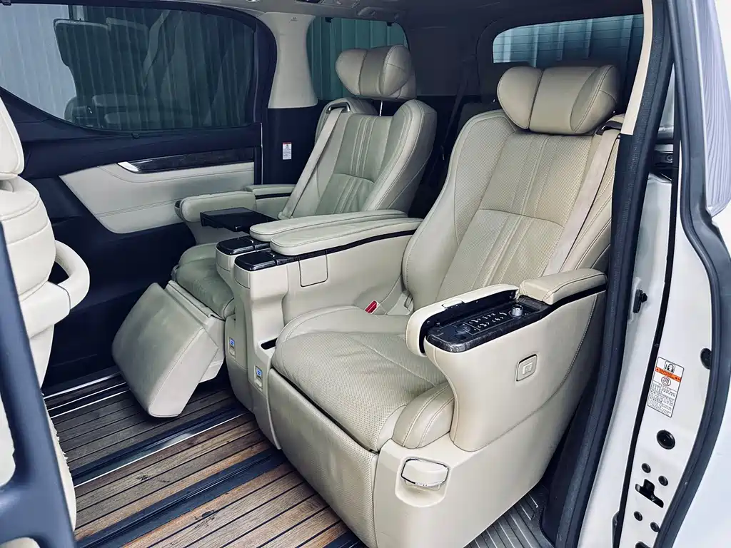 Toyota Alphard — миниатюра 10