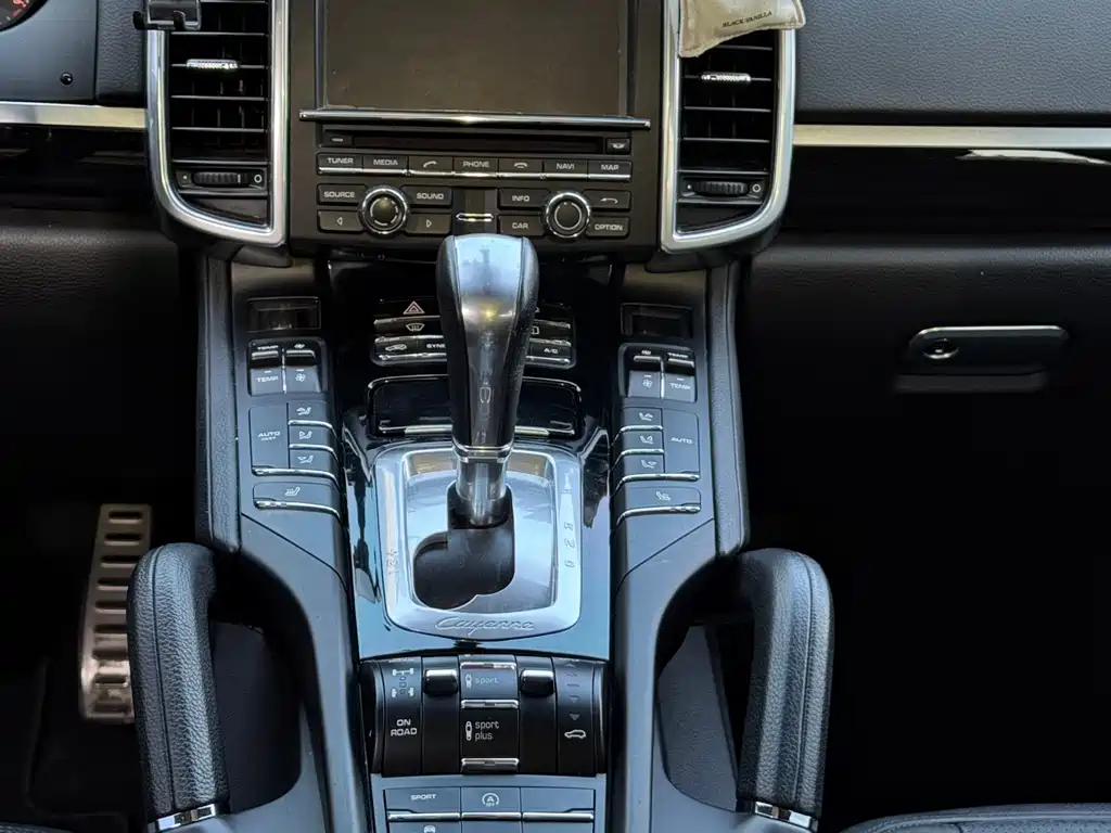 Porsche Cayenne — миниатюра 14