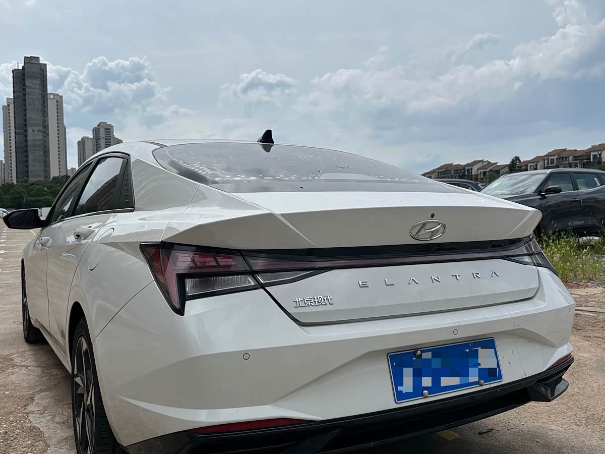 Hyundai Elantra 1.5 л 2021 г. Белый, пробег 40000 км