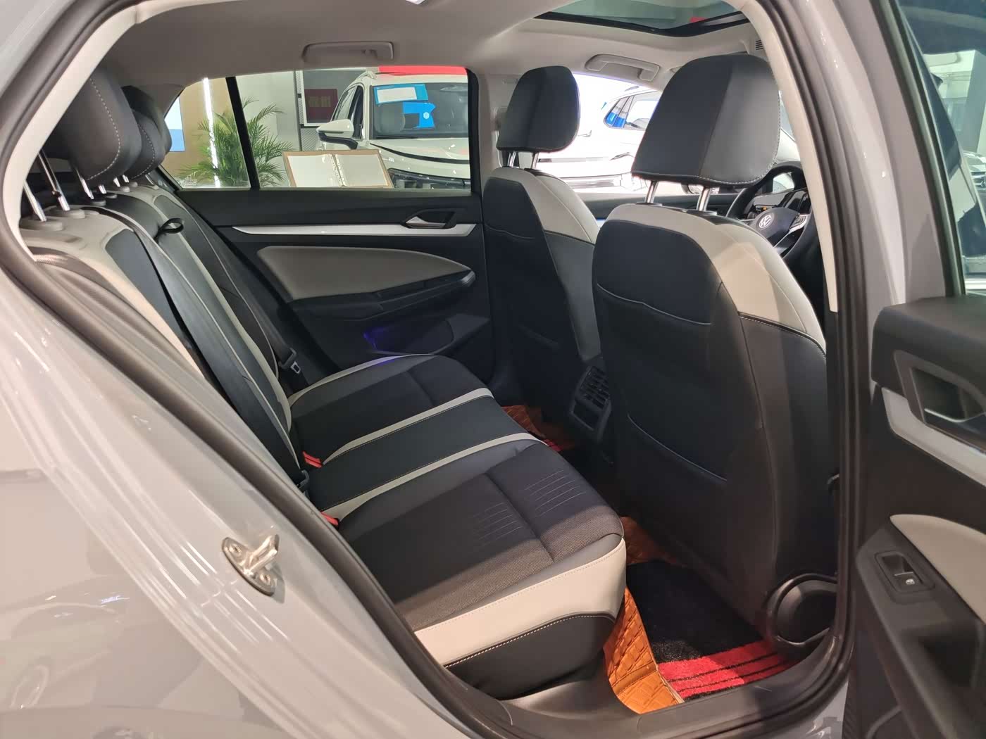 Volkswagen Golf 1.4 л 2023 г. Серебристо-серый, пробег 43000 км
