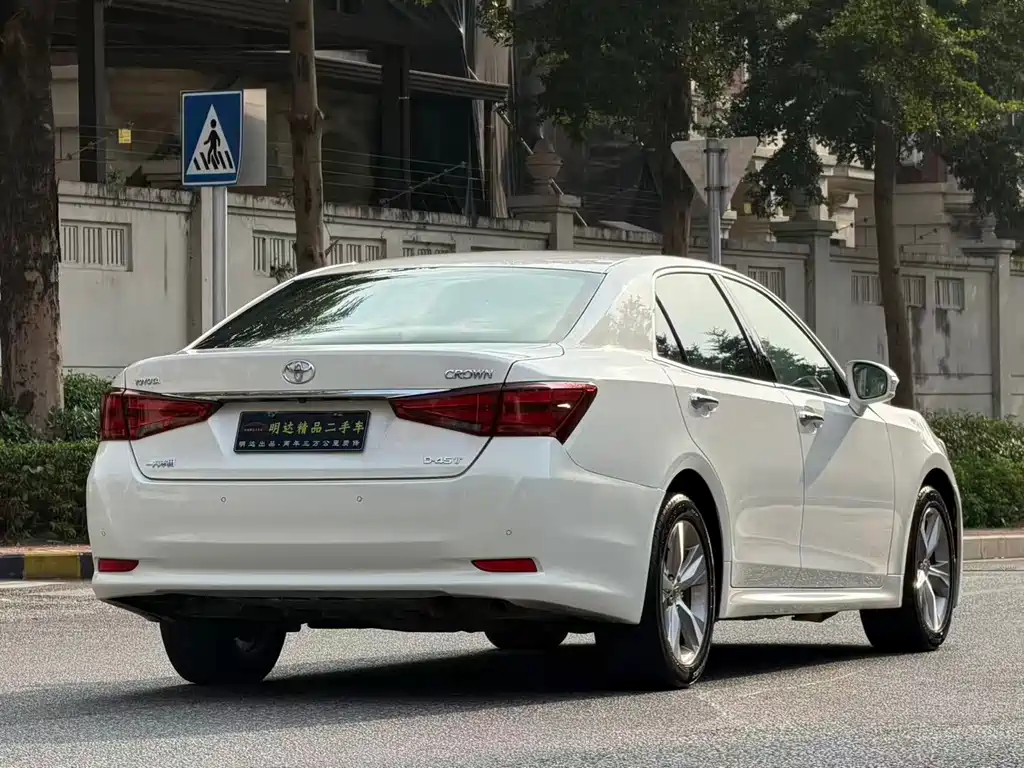 Toyota Crown — миниатюра 7