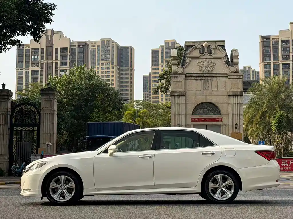 Toyota Crown — миниатюра 4