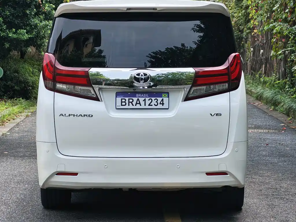 Toyota Alphard — миниатюра 10