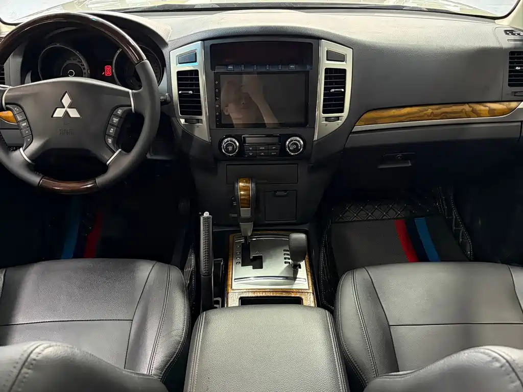 Mitsubishi Pajero (Import) — миниатюра 13
