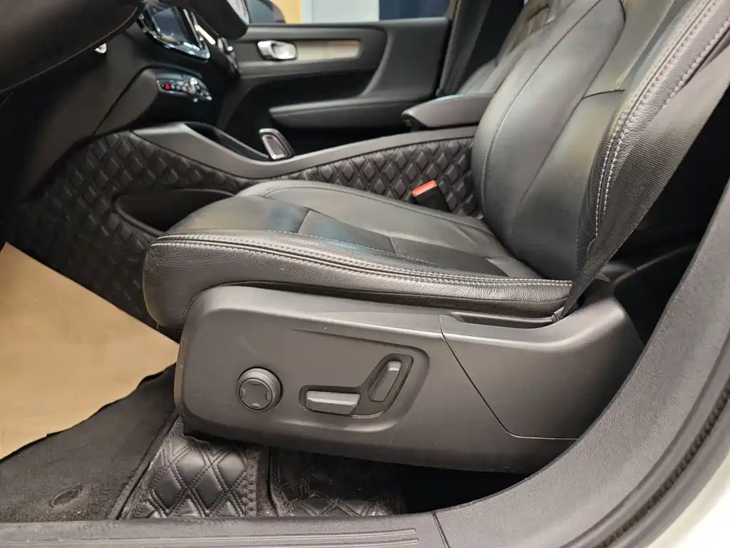 Volvo XC40 — миниатюра 10