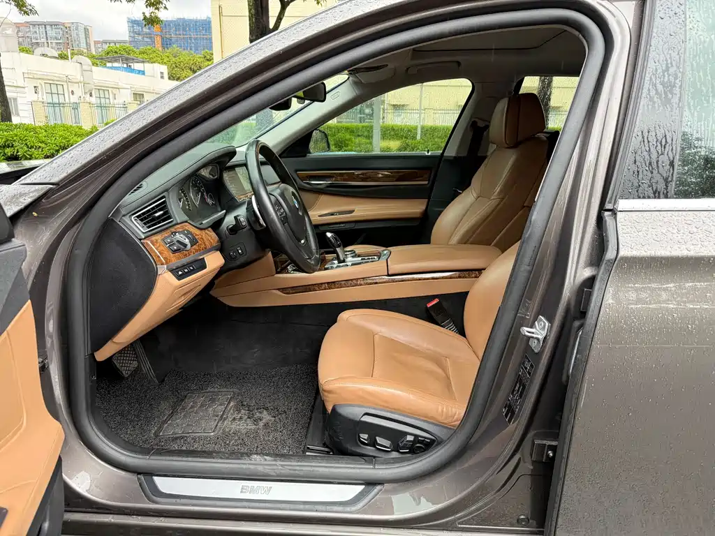 BMW 7 Series — миниатюра 7