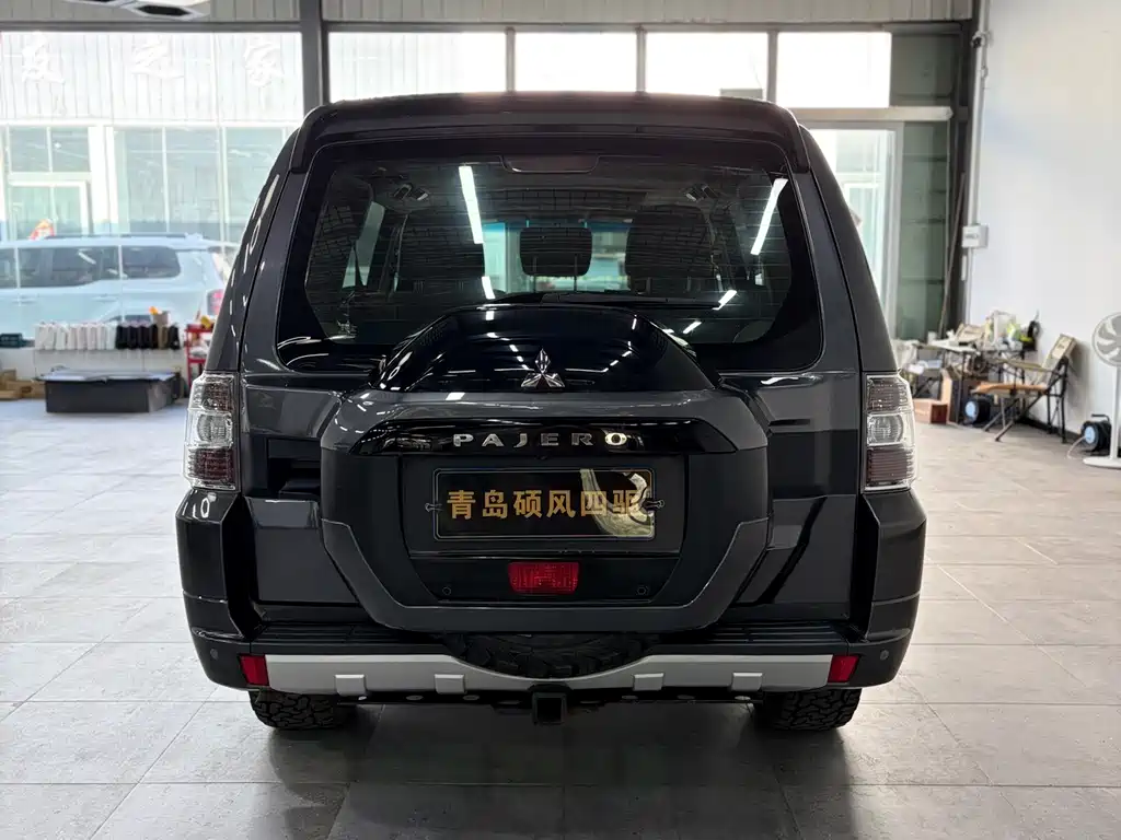 Mitsubishi Pajero (Import) — миниатюра 4