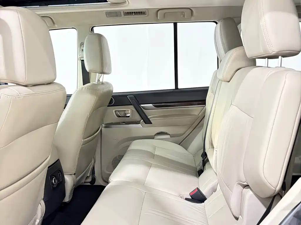 Mitsubishi Pajero (Import) — миниатюра 12