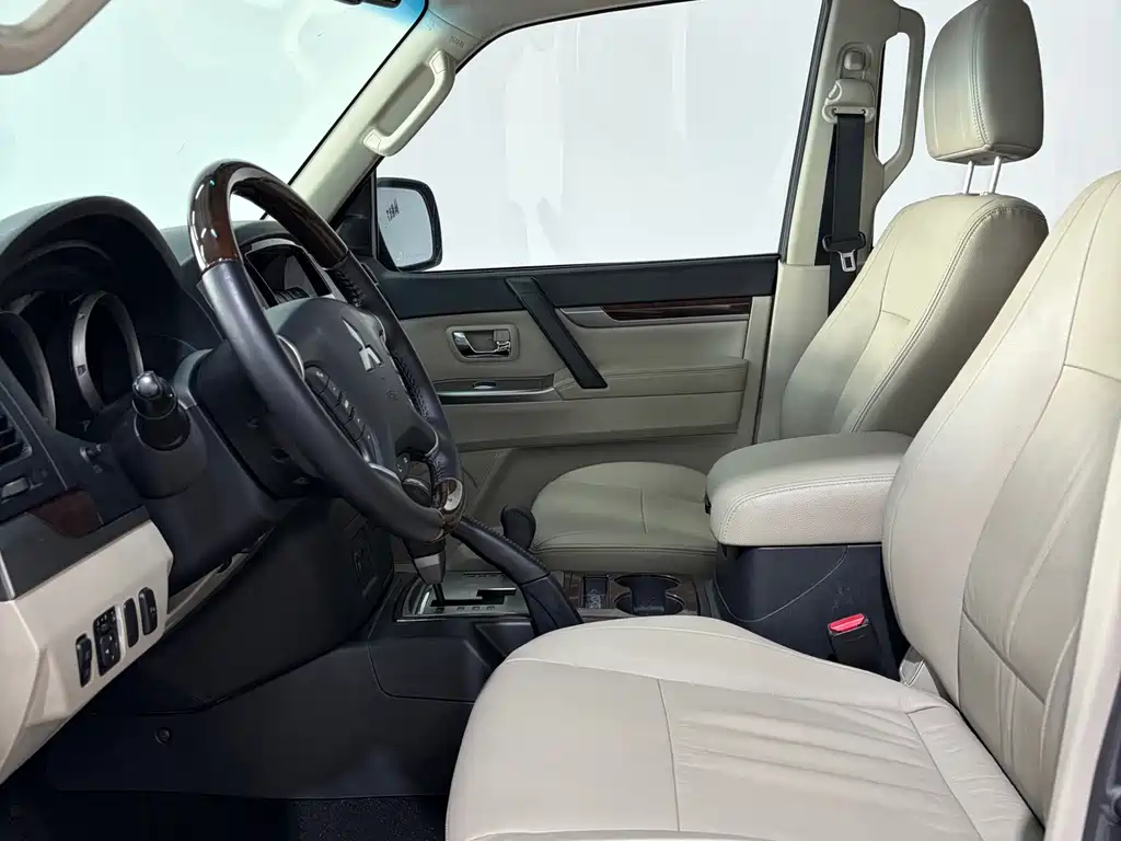 Mitsubishi Pajero (Import) — миниатюра 7