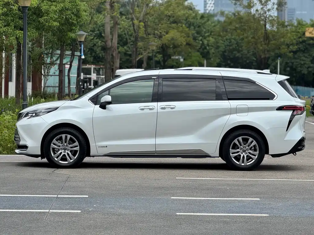 Toyota Sienna — миниатюра 3