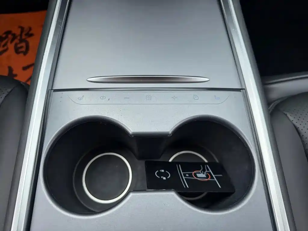 Tesla Model Y — миниатюра 10