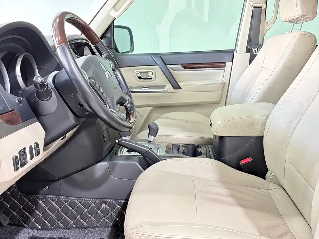 Mitsubishi Pajero (Import) — миниатюра 8