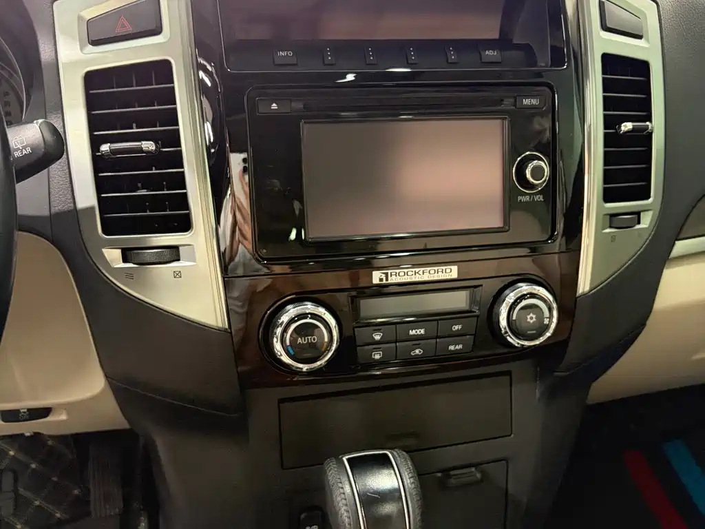 Mitsubishi Pajero (Import) — миниатюра 10