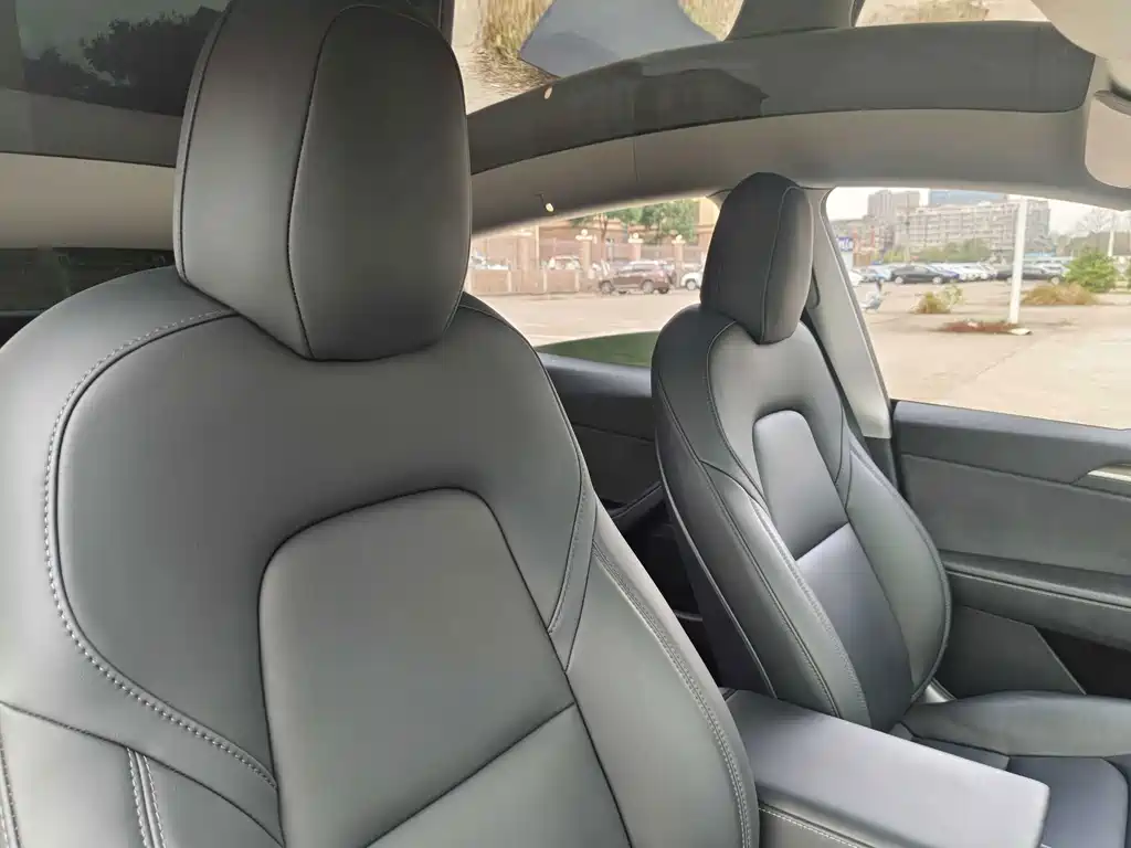 Tesla Model Y — миниатюра 12