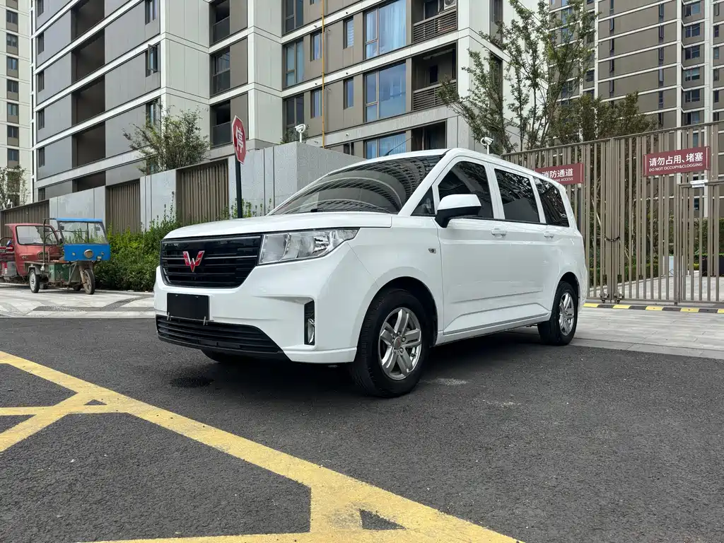 Wuling Hongguang PLUS