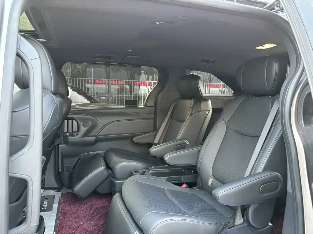 Toyota Sienna — миниатюра 18