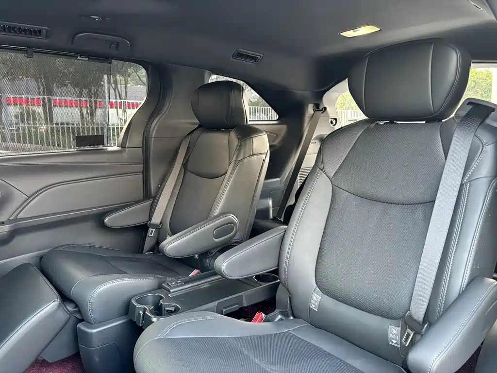 Toyota Sienna — миниатюра 17