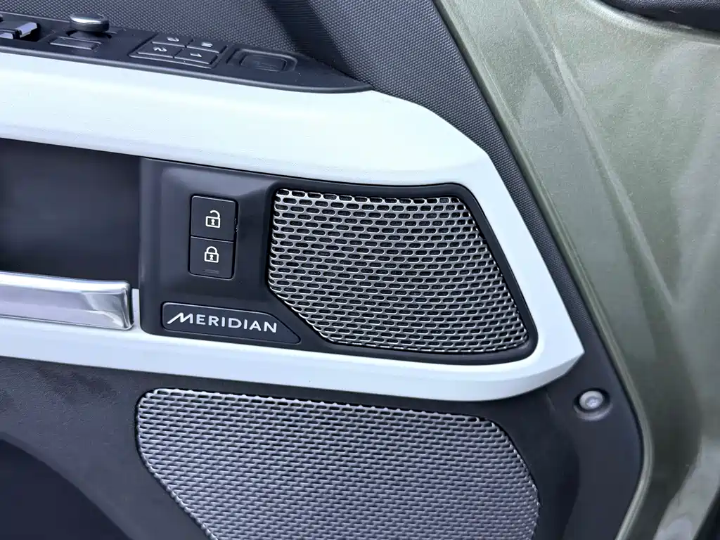 Land Rover Defender — миниатюра 8