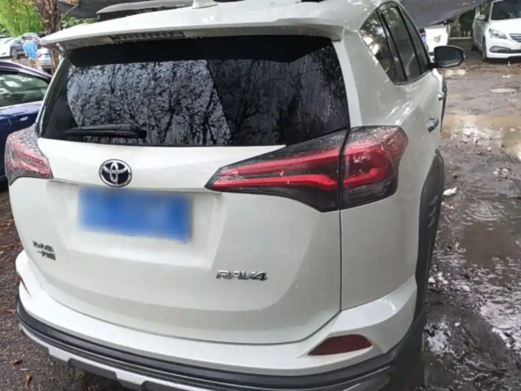 Toyota RAV4 — миниатюра 6