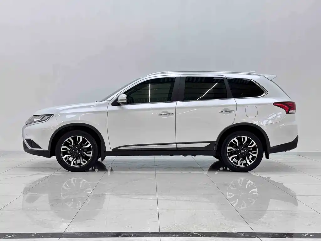 Mitsubishi Outlander — миниатюра 6