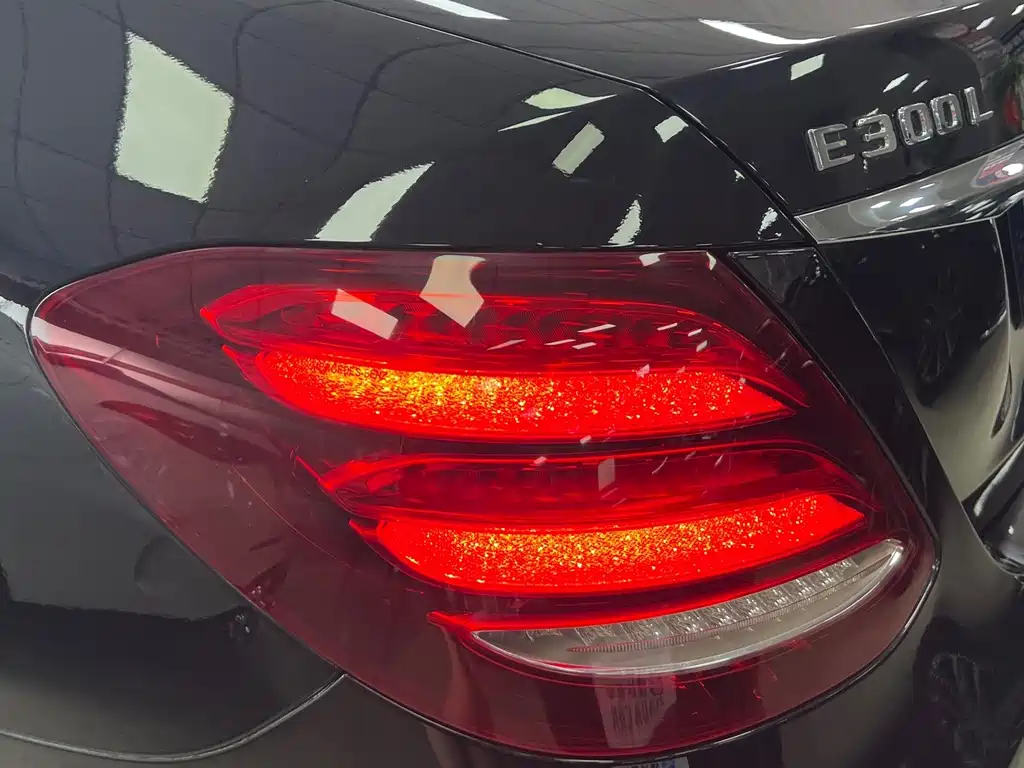 Mercedes-Benz E-Class — миниатюра 9