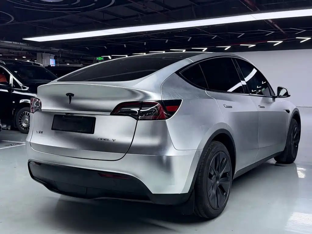 Tesla Model Y — миниатюра 12
