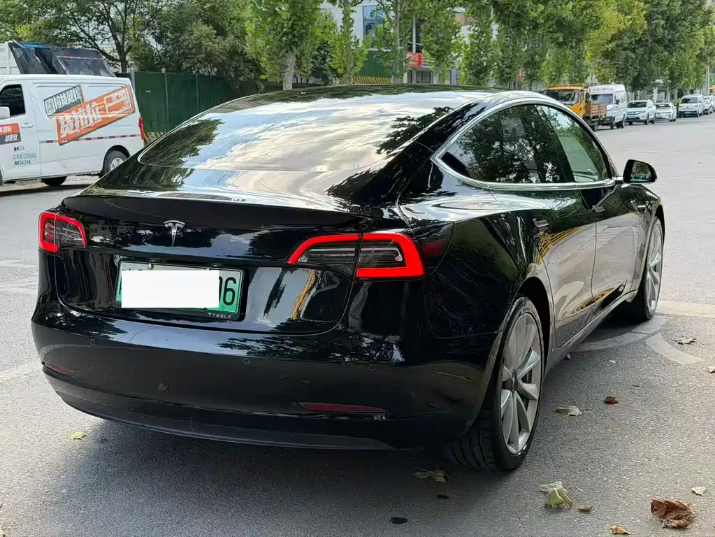Tesla Model 3 — миниатюра 7