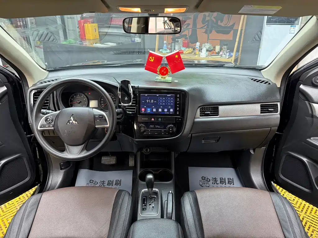 MITSUBISHI OUTLANDER