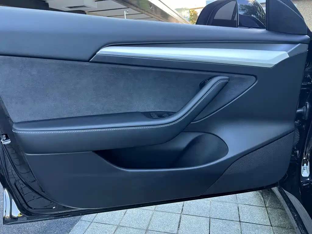 Tesla Model 3 — миниатюра 18