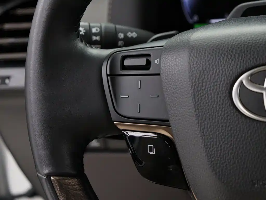 Toyota Alphard — миниатюра 16