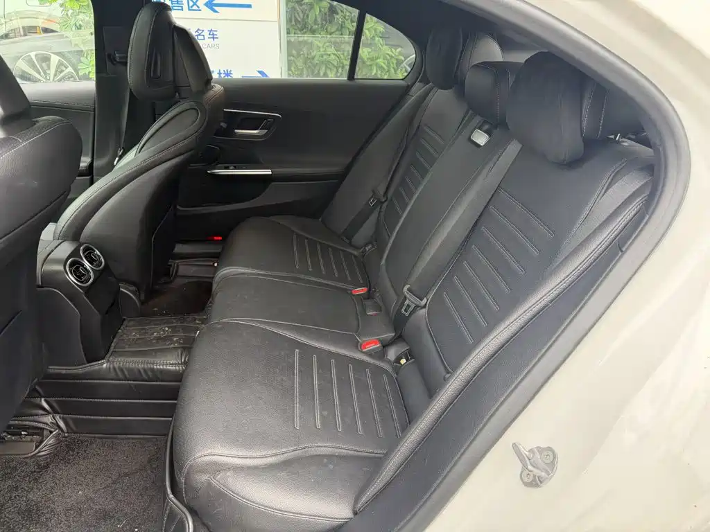 Mercedes-Benz C-Class — миниатюра 12