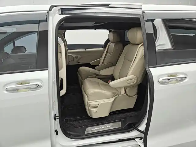 Toyota Sienna — миниатюра 7