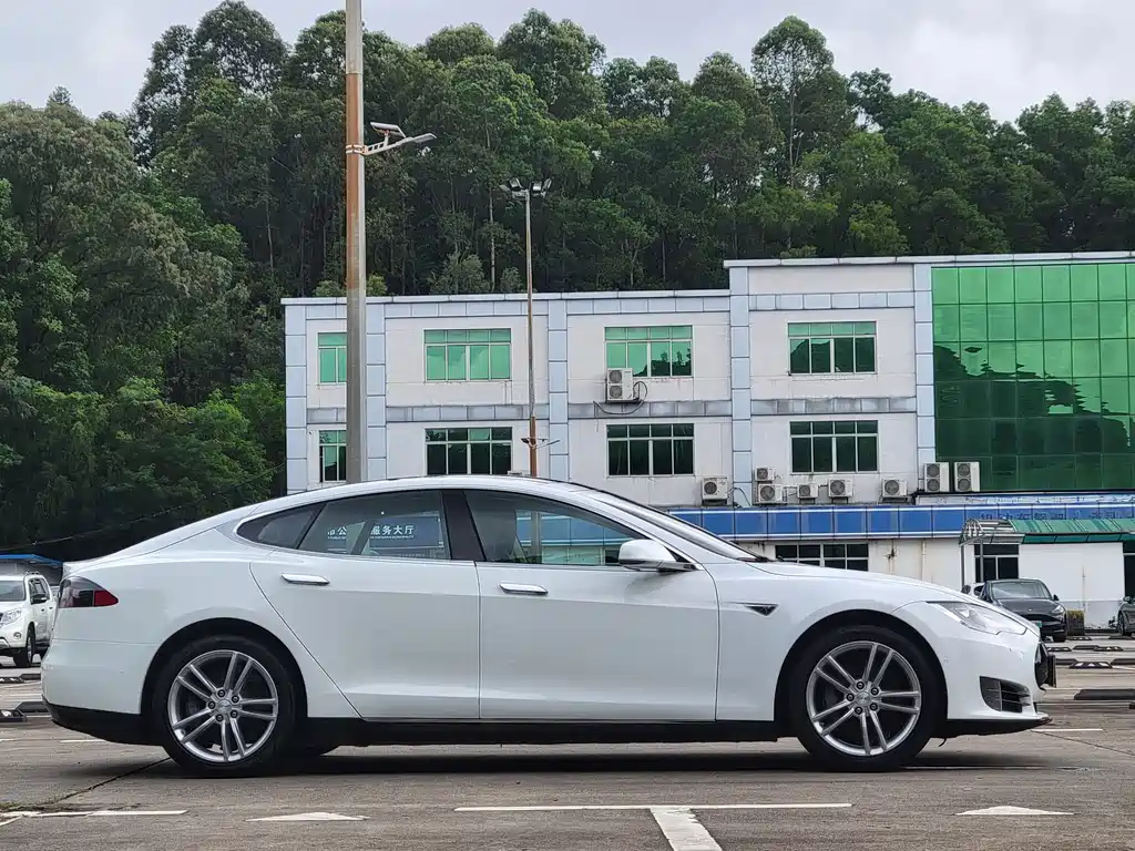 Tesla Model S — миниатюра 13