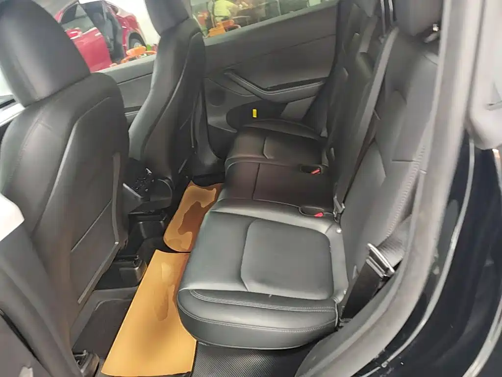 Tesla Model Y — миниатюра 17